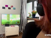Ersties: Die 19-jährige Daisy masturbiert beim Zocken 6/16