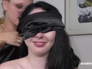 Ersties: Sinnlicher lesbischer Sex mit Augenbinde und Spielzeug 4/16