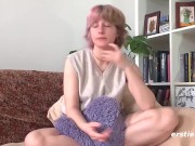 Ersties: Sunny S. aus Wien findet Ärsche unwiderstehlich und befriedigt sich anal 4/16