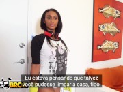 BANGBROS - Empregada Doméstica Arianna Knight vende seu corpo curvilíneo por dinheiro extra, com legendas! 1/16