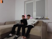 Сёстры Mia и Bella решили проверить у кого из их парней член больше 2/16