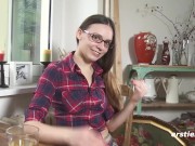 Ersties: Lena aus Berlin spielt mit ihren Erogenen Zonen 3/16