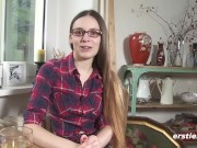 Ersties: Lena aus Berlin spielt mit ihren Erogenen Zonen 4/16