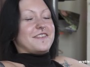 Ersties: 21-jährige Marina mit Analplug und Dildo in der Dusche 11/16