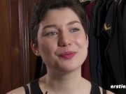 Ersties: Junges US-Girl streichelt ihren Kitzler 11/16