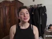 Ersties: Junges US-Girl streichelt ihren Kitzler 2/16