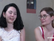 Ersties: Junge Freundinnen haben heißen Strap-On Sex 12/16