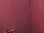 Novio de mi hermana me encuentra en la ducha y terminamos follando, al final se corre en mis tetas 1/16