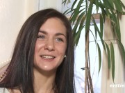 Ersties: Schlanke Lullu aus Dortmund fingert ihre rasierte Muschi 11/16