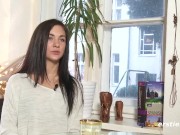 Ersties: Schlanke Lullu aus Dortmund fingert ihre rasierte Muschi 3/16