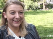 Ersties: 19-jährige Tamara fingert ihre feuchte rasierte Muschi mit 3 Fingern 3/16