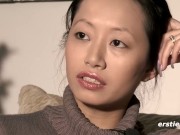 Ersties: Die 24-jährige Tyra aus Berlin masturbiert leidenschaftlich mit Vibrator 12/16