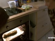 Ersties: Die Mädels Effie und Birgit kochen gemeinsam und probieren sich dann ausgiebig 11/16