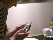 Ersties: Die Mädels Effie und Birgit kochen gemeinsam und probieren sich dann ausgiebig 12/16