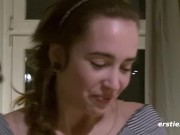 Ersties: Die Mädels Effie und Birgit kochen gemeinsam und probieren sich dann ausgiebig 2/16