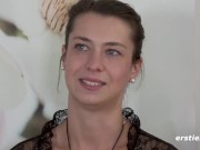 Ersties: Erfurterin Freya trägt schwarze Spitze und masturbiert zu Pornos 8/16