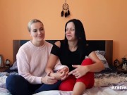 Ersties: Victoria und Julia vergnügen sich ausgiebig mit einem Glasdildo 12/16