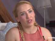 Ersties: 31-jährige Isabella tanzt nackt und masturbiert vor dem Spiegel 11/16