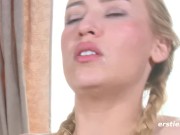 Ersties: 31-jährige Isabella tanzt nackt und masturbiert vor dem Spiegel 15/16