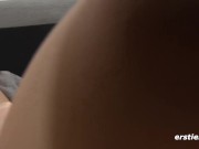 Ersties: Lauren wird von Sirena gefingert und geleckt, bis sie kommt 8/16