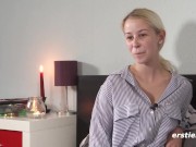 Ersties - Jenny aus Bremen streichelt ihre Füße und masturbiert mit ihrem Lieblingsvibrator 2/16