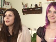 Ersties - Maria und Julie fingern sich gefühlvoll gegenseitig die rasierten Muschis 2/16