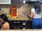 Hijastras Hermosas de 18 Años Cocinando Porque Deben de Darles de Comer a su Padrastro 4/16