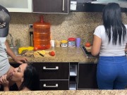 Hijastras Hermosas de 18 Años Cocinando Porque Deben de Darles de Comer a su Padrastro 5/16