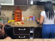Hijastras Hermosas de 18 Años Cocinando Porque Deben de Darles de Comer a su Padrastro 9/16