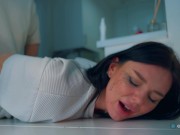 Подсмотрел за сводной сестрой на кухне и трахнул до слёз / сводная расплакалась во время минета 13/16