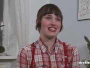 Ersties - Punk-Mädchen Marlin aus Kiel masturbiert auf ihrem Sessel 10/16