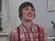 Ersties - Punk-Mädchen Marlin aus Kiel masturbiert auf ihrem Sessel 11/16