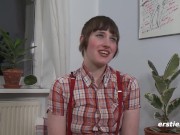 Ersties - Punk-Mädchen Marlin aus Kiel masturbiert auf ihrem Sessel 13/16