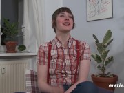 Ersties - Punk-Mädchen Marlin aus Kiel masturbiert auf ihrem Sessel 2/16