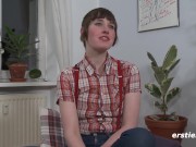 Ersties - Punk-Mädchen Marlin aus Kiel masturbiert auf ihrem Sessel 3/16