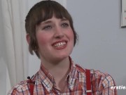 Ersties - Punk-Mädchen Marlin aus Kiel masturbiert auf ihrem Sessel 5/16