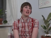 Ersties - Punk-Mädchen Marlin aus Kiel masturbiert auf ihrem Sessel 7/16