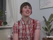 Ersties - Punk-Mädchen Marlin aus Kiel masturbiert auf ihrem Sessel 8/16