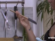 Ersties - 26-jährige Mona B. masturbiert mit Schneebesen in der Küche 3/16