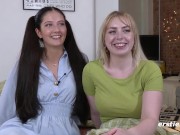 Ersties - Die 20-jährige Lana L. besucht die 19-jährige Line für heißen lesbischen Sex 4/16