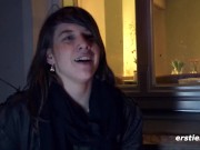 Ersties - 26-jährige Modefotografin Roesi masturbiert auf dem Küchentresen 11/16