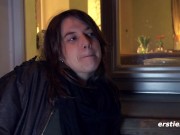 Ersties - 26-jährige Modefotografin Roesi masturbiert auf dem Küchentresen 12/16