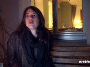 Ersties - 26-jährige Modefotografin Roesi masturbiert auf dem Küchentresen 14/16