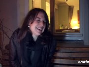 Ersties - 26-jährige Modefotografin Roesi masturbiert auf dem Küchentresen 15/16