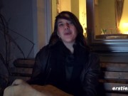 Ersties - 26-jährige Modefotografin Roesi masturbiert auf dem Küchentresen 2/16