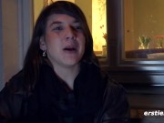 Ersties - 26-jährige Modefotografin Roesi masturbiert auf dem Küchentresen 4/16