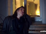 Ersties - 26-jährige Modefotografin Roesi masturbiert auf dem Küchentresen 7/16