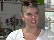 Ersties - Blonde Halb-Dänin Natascha fingert sich doggy auf dem Küchentisch 5/16