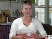 Ersties - Blonde Halb-Dänin Natascha fingert sich doggy auf dem Küchentisch 8/16