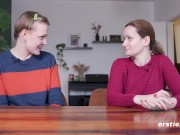 Ersties - Pornoproduzentin Sally B trifft heißes Fan Girl Emma K 10/16